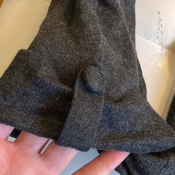 Bedo V-Neck Sweater (Dark Grey) with flared sleeves - Picture 3 of 6